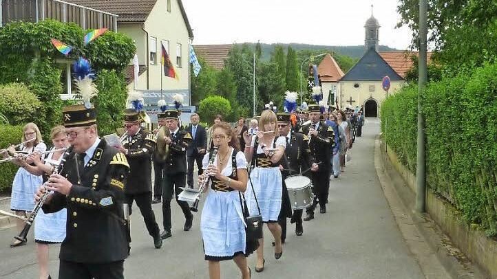 Die Bergmannskapelle Stockheim spielte bei der Kirchenparade. Im Hintergrund das Gotteshaus St. Wolfgang  Foto: Gerd Fleischmann