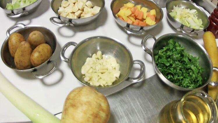 Es empfiehlt sich, die Zutaten vor dem eigentlichen Kochen vorzubereiten - dann geht's zügiger voran.