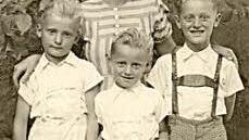 Günter und Dieter mit dem großem Bruder Robert und Mama Anna Metzner  Foto: privat