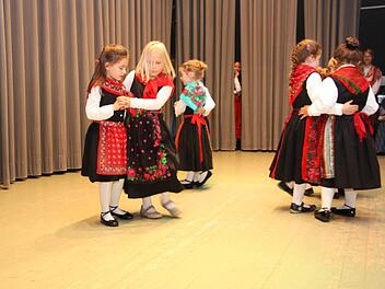 Mit viel Begeisterung war erstmals die Kinder-Tanzgruppe dabei. Foto: Arnold Nöth