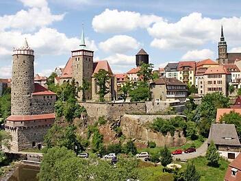 Bautzen blickt auf eine spannende und wechselvolle Vergangenheit zurück. Das spürt man bei einem geführten Rundgang durch die historische Altstadt in nahezu jedem Winkel.  Foto: djd/Stadtverwaltung Bautzen