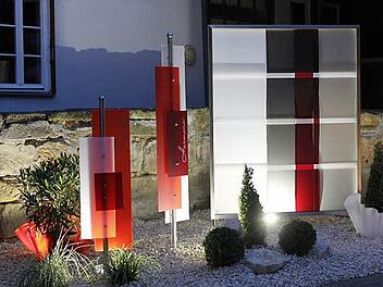 ADesign-Objekte aus Acryl und Glas stellt Barbara Crettaz in ihrem Innenhof aus.  Foto: privat