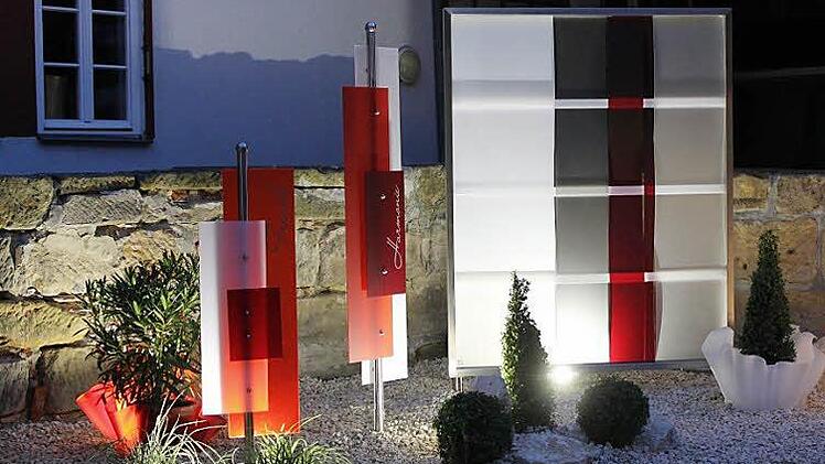 ADesign-Objekte aus Acryl und Glas stellt Barbara Crettaz in ihrem Innenhof aus.  Foto: privat