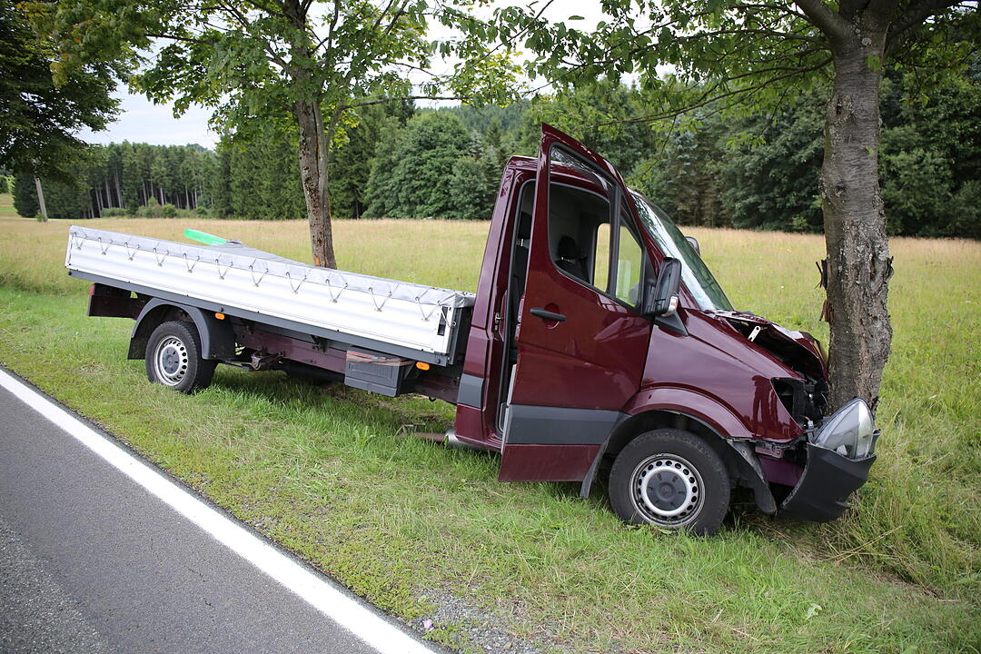Kreis Kronach: Transporter prallt gegen Baum