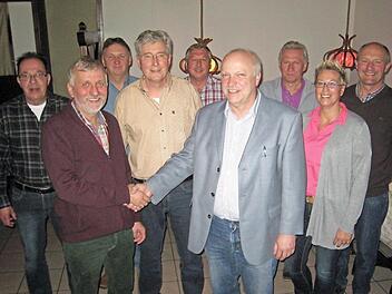 Der scheidende Vorsitzende Ulrich Reinhardt (Vierter von rechts) wünscht seinem Nachfolger Karl-Heinz Bonenberger eine glückliche Hand für zunächst vier Jahre. Mit im Bild (von links) Schriftführer Werner Mücke, Kassenprüfer Dieter Rank, Zweiter Vorsitzender Uwe Hell, Kassier Siegfried Walter, Günter Kollerer, Kirsten Feulner und Hermann Müller. Foto: Bruno Preißinger