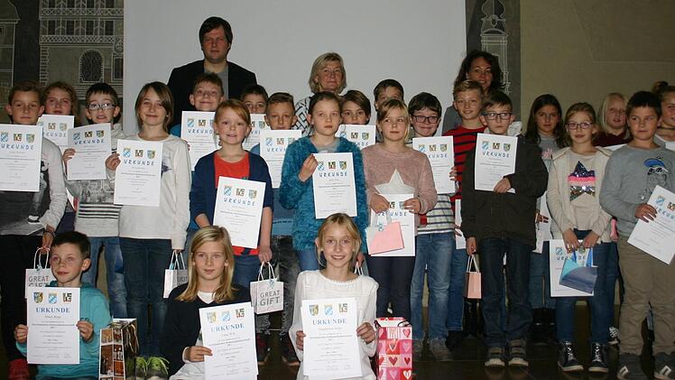 Die Teilnehmer der Mathematik-Meisterschaft mit den drei Besten (vorne von links): Simon Rupp, Magdalena Hahn, Luna Will. Hintere Reihe (von links): Holger Then, Jugendbeauftragter des Stadtrats, Rektorin Astrid Balzar, Schulrätin Stefanie Mayr-Leidnecker. Andreas Welz