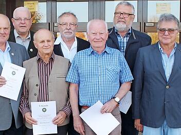Vorsitzender Roland Lutz (rechts) ehrte (von links): Anton Hart, Erich M&uuml;ller, Willibald Mikolasch, Stefan Kunkel, Peter Remmler und Herbert H&auml;uslein.  Foto: Walter R&uuml;gamer