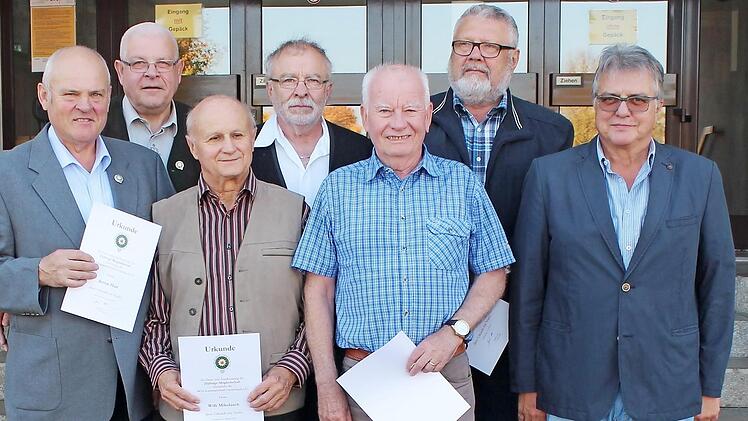 Vorsitzender Roland Lutz (rechts) ehrte (von links): Anton Hart, Erich M&uuml;ller, Willibald Mikolasch, Stefan Kunkel, Peter Remmler und Herbert H&auml;uslein.  Foto: Walter R&uuml;gamer