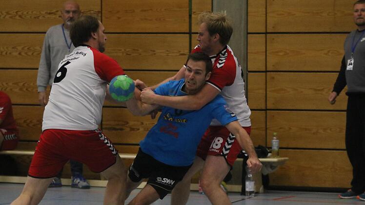 Daniel Metz (Mitte) und seine HSG-Teamkollegen wurden im Derby von den Bad Rodachern um Benjamin Franzl (links) und Christoph Tendera (rechts) nicht geschont.  Foto: Iris Bilek