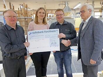 Bei der Scheckübergabe (v. l.): Seniorchef Hans Lange, Katarina Lange, Firmenchef Johannes Lange und Dekan Günther Werner  Foto: Paul Pöhlmann