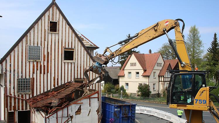 Das Gebäude Fritz-Hornschuch-Platz 2 in Mainleus wird abgerissen. Foto: Jürgen Gärtner