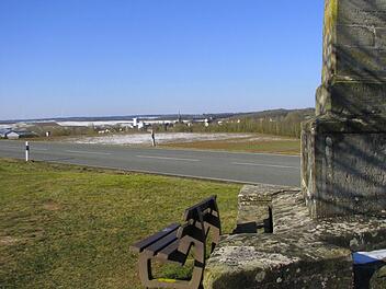 Vor genau eineinviertel Jahren war das Gewerbegebiet Nord noch landwirtschaftliche Fläche. Zwischen dem neu entstehenden Netto-Markt und der Sophien-Pyramide soll demnächst mit dem Kreisverkehrsplatz begonnen werden. Dazwischen verläuft momentan noch die Ortsverbindungsstraße Untersiemau - Meschenbach.  Foto: Norbert Karbach