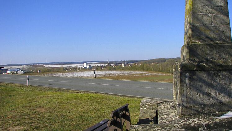 Vor genau eineinviertel Jahren war das Gewerbegebiet Nord noch landwirtschaftliche Fläche. Zwischen dem neu entstehenden Netto-Markt und der Sophien-Pyramide soll demnächst mit dem Kreisverkehrsplatz begonnen werden. Dazwischen verläuft momentan noch die Ortsverbindungsstraße Untersiemau - Meschenbach.  Foto: Norbert Karbach