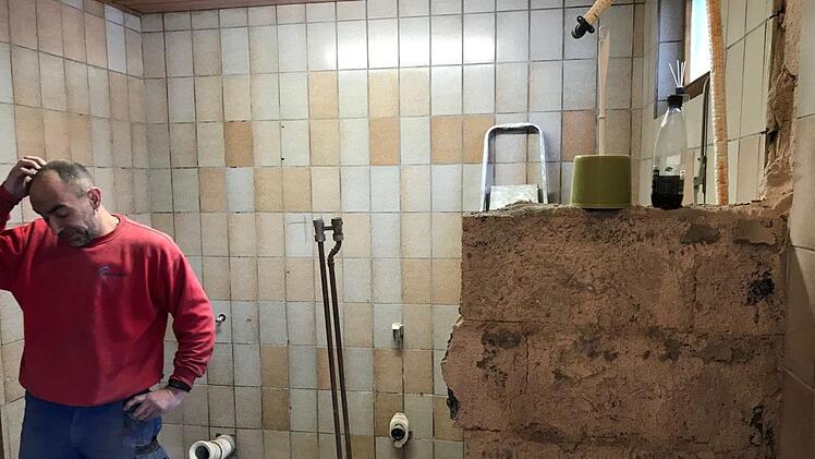 Die Umbaumaßnahmen beim FC Haarbrücken waren für André Bär eine schweißtreibende Angelegenheit. Foto: privat