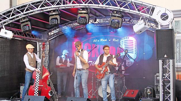 Mit fetzig feurigem Rock and Roll stürmte die Band "Rickbop & The Hurricans" am Freitagabend die Bühne im Innenhof des Rathauses der Stadt Haßfurt.  Foto: Christiane Reuther