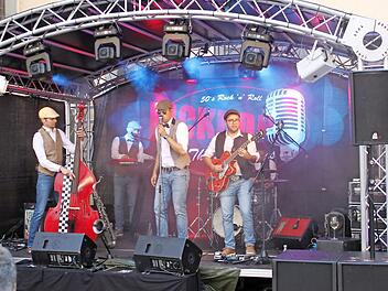 Mit fetzig feurigem Rock and Roll stürmte die Band "Rickbop & The Hurricans" am Freitagabend die Bühne im Innenhof des Rathauses der Stadt Haßfurt.  Foto: Christiane Reuther