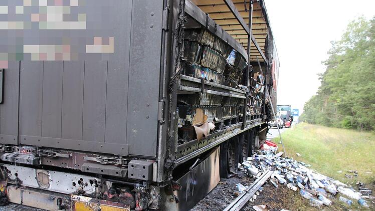Schwere Verkehrsbehinderungen nach Feuer auf A9: Ein Sattelzug geriet am Freitagvormittag in Brand. Foto: NEWS5 / Oßwald