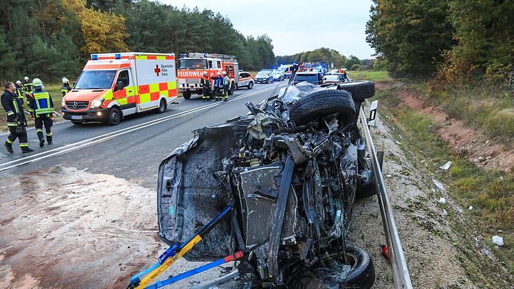 Der Nissan der Kronacher Familie ist nach dem verheerenden Unfall völlig zerstört. Foto: NEWS5/Merzbach
