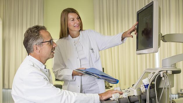 Chefarzt PD Dr. Andreas Willer (links) im Austausch mit Ober&auml;rztin Dr. Cornelia Pape bei der Ultraschalldiagnostik. Die Kissinger Klinik Am Kurpark erhielt 100 von 100 Punkten, bietet somit beste Behandlung bei Brustkrebs.