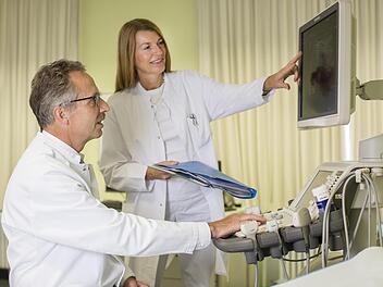 Chefarzt PD Dr. Andreas Willer (links) im Austausch mit Oberärztin Dr. Cornelia Pape bei der Ultraschalldiagnostik. Die Kissinger Klinik Am Kurpark erhielt 100 von 100 Punkten, bietet somit beste Behandlung bei Brustkrebs.