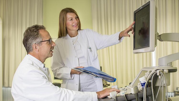 Chefarzt PD Dr. Andreas Willer (links) im Austausch mit Oberärztin Dr. Cornelia Pape bei der Ultraschalldiagnostik. Die Kissinger Klinik Am Kurpark erhielt 100 von 100 Punkten, bietet somit beste Behandlung bei Brustkrebs.