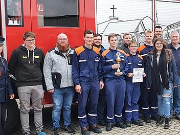 Kreisbrandmeisterin Daniela Wagner (links) und Kreisbrandinspektor Yves W&auml;chter (rechts) gratulierten dem Nachwuchs und den Ausbildern der Feuerwehr Hutschdorf zu Platz zwei in Oberfranken.
