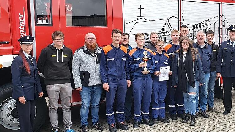 Kreisbrandmeisterin Daniela Wagner (links) und Kreisbrandinspektor Yves W&auml;chter (rechts) gratulierten dem Nachwuchs und den Ausbildern der Feuerwehr Hutschdorf zu Platz zwei in Oberfranken.