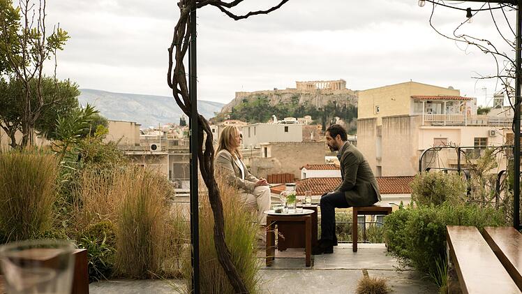 Mit Blick auf die Akropolis: Marlene (Silke Bodenbender) bekommt von dem Anwalt Alexandros (Yousef Sweid) Hilfe angeboten.