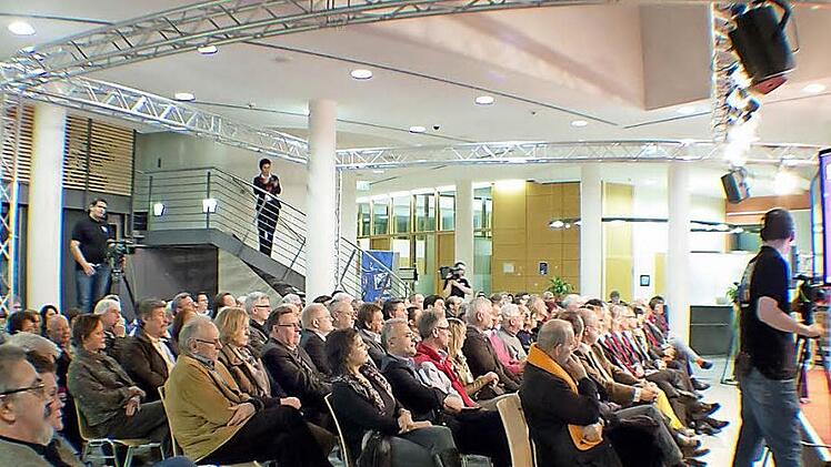Großer Andrang herrscht beim Regionentalk zur Landratswahl in der Schalterhalle der Sparkasse am Coburger Marktplatz.  Fotos: Albert Höchstädter