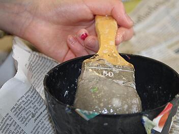 Klebstoff und Zeitung - mehr brauchen die Bad Brückenauer Realschüler nicht, um ihrer Kreativität freien Lauf zu lassen. Fotos: Ulrike Müller