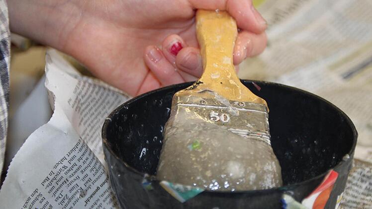 Klebstoff und Zeitung - mehr brauchen die Bad Brückenauer Realschüler nicht, um ihrer Kreativität freien Lauf zu lassen. Fotos: Ulrike Müller