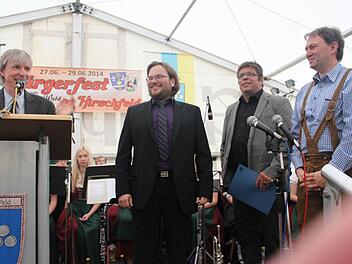 Es war für sie ein Freudentag: Thomas Engel von der Regierung von Oberfranken überreichte Dominik Trebes und Thomas Ebertsch den Förderbescheid. Mit im Bild: Bürgermeister Klaus Löffler.  Foto: Veronika Schadeck