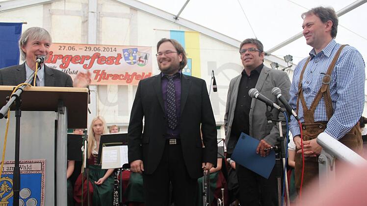 Es war für sie ein Freudentag: Thomas Engel von der Regierung von Oberfranken überreichte Dominik Trebes und Thomas Ebertsch den Förderbescheid. Mit im Bild: Bürgermeister Klaus Löffler.  Foto: Veronika Schadeck