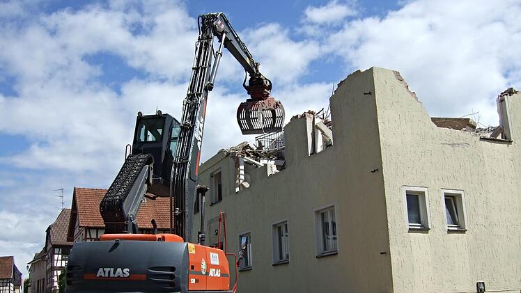 Im Mai 2014 wurde mit dem Abriss des ehemaligen Pfarrhauses in Memmelsdorf begonnen. Foto: privat