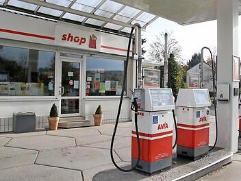 Bald sollen an der Tankstelle in der Kronacher Straße Tankautomaten den Betrieb aufnehmen. Zurzeit ist hier geschlossen. Foto: Sonja Adam/BR-Archiv