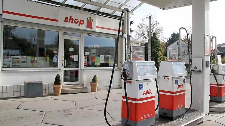 Bald sollen an der Tankstelle in der Kronacher Straße Tankautomaten den Betrieb aufnehmen. Zurzeit ist hier geschlossen. Foto: Sonja Adam/BR-Archiv