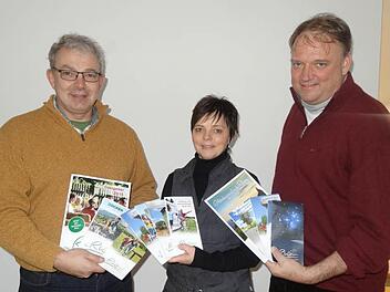 Die Rhön zum Einstecken: Der neue Tourismus-Flyer wurde durch den Geschäftsführer der Rhön Tourismus und Service GmbH im Landkreis Fulda, Roland Formann, Ursula Kritsch vom Rhönforum e.V. Geisa und den Geschäftsführer der Tourismus GmbH Bayerische Rhön Michael Pfaff (von links) vorgestellt. Foto: Marion Eckert