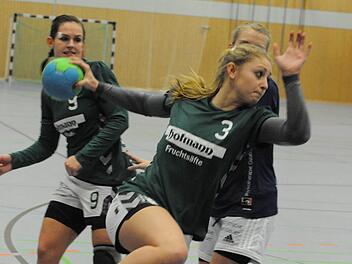 Mit Entschlossenheit setzt Theresa Kleinhenz zum Wurf an. Unter dem Strich fehlte der SG Garitz/Nüdlingn aber die Präzision im Abschluss. Im Hintergrund: Sabrina Kleinhenz. Foto: Hopf