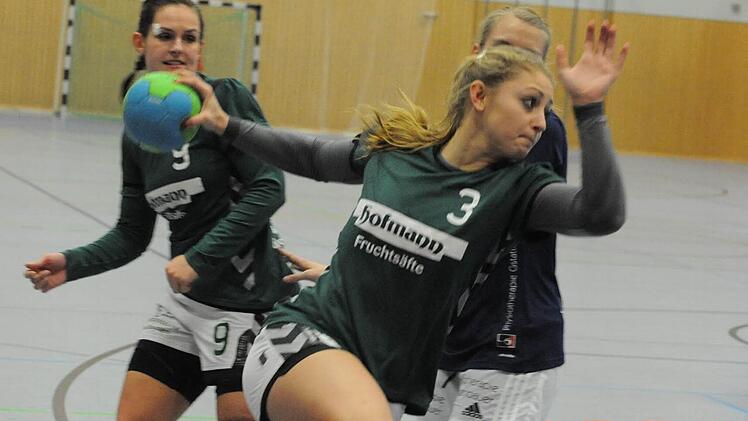 Mit Entschlossenheit setzt Theresa Kleinhenz zum Wurf an. Unter dem Strich fehlte der SG Garitz/Nüdlingn aber die Präzision im Abschluss. Im Hintergrund: Sabrina Kleinhenz. Foto: Hopf