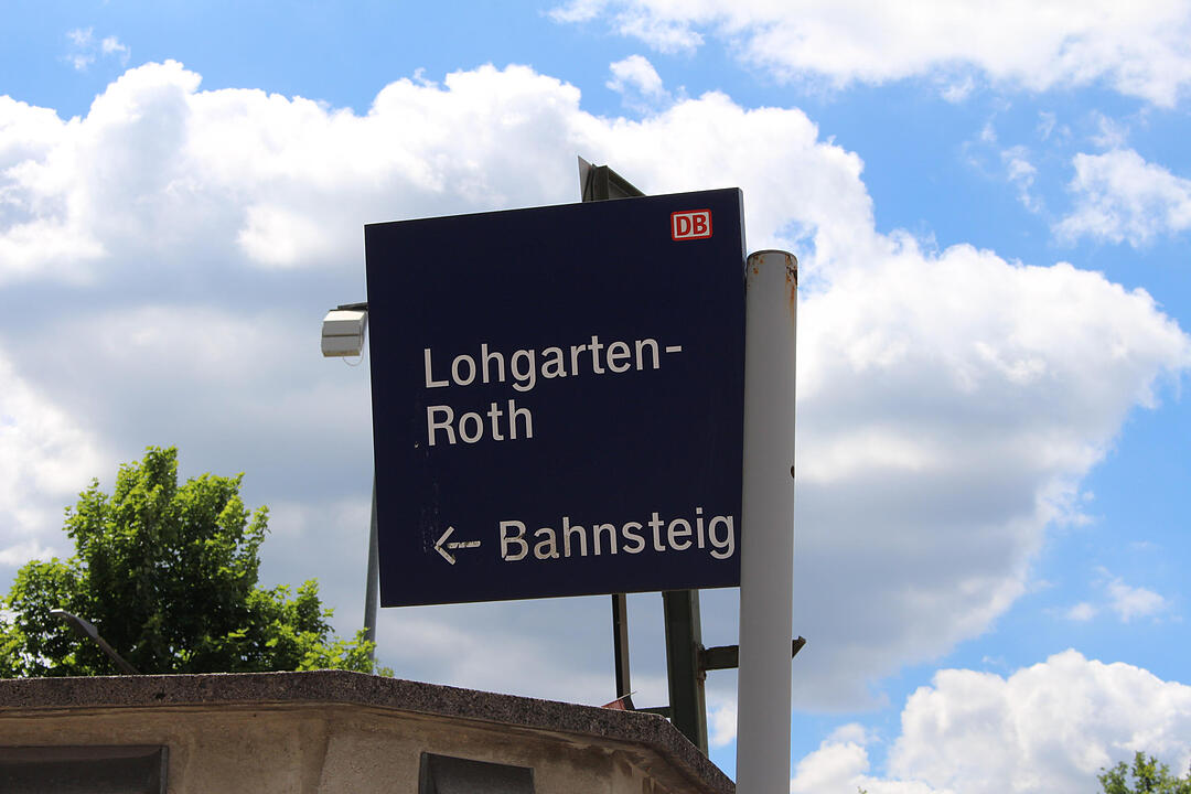 Auto fährt in Roth trotz Warnzeichen auf Gleise und wird von Zug erfasst