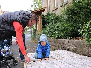 Der kleine Leander und sein Papa Fabian Nöth testen schon einmal die ersten Musterpflaster.Heike Beudert