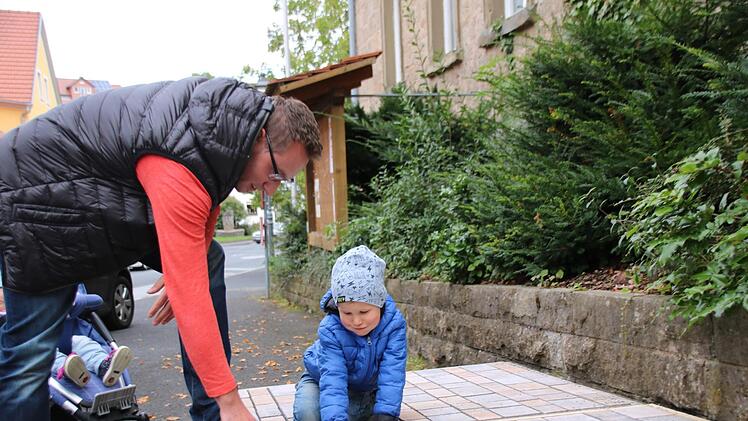 Der kleine Leander und sein Papa Fabian Nöth testen schon einmal die ersten Musterpflaster.Heike Beudert
