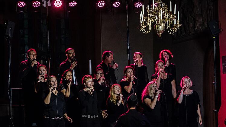 Mitreißender Auftritt vor zahlreichen Zuhörern: "Gospelrock und Band"  aus Erfurt unter Leitung von Oliver Debus  beim Gastspiel in St. Georg in Neustadt.Foto: Jochen Berger