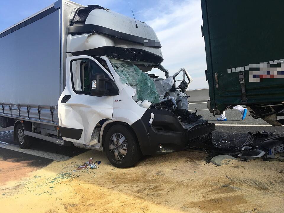 Tödlicher Unfall auf der A3: Stauende übersehen - Kleinlaster prallt mit voller Wucht auf Lkw