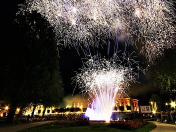 2018/2019 beendete ein Feuerwerk den Kissinger Sommer. Der Finanzausschuss berät heute, ob das auch in Zukunft noch gewünscht ist. Benedikt Borst/ Archiv