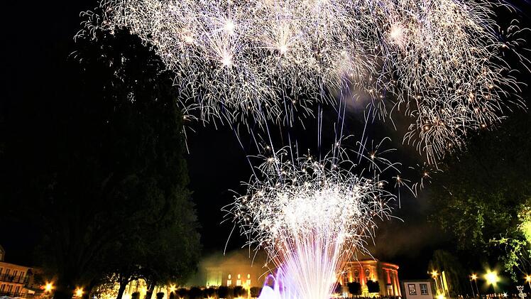 2018/2019 beendete ein Feuerwerk den Kissinger Sommer. Der Finanzausschuss berät heute, ob das auch in Zukunft noch gewünscht ist. Benedikt Borst/ Archiv