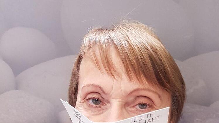 Witzig: "Atme!" steht auf der Buchmaske - und das wird unter Pappe ziemlich schwer. Foto: N. Moosdorf