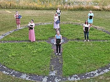 Gruppenbild der elf Absolventinnen: (von links auf dem Kreis) Diana Preil, Carolin Kohles, Katja Fleischmann, Sabrina Leucht, Ingrid Hess, Barbara H&uuml;bner, Christine Badersbach; (innen von links im Uhrzeigersinn) Alina Mechtold, Antje Mauser, Lena Hoffmann, Carina Gruberth-Nahrstedt  Fotos: Christine Reininger