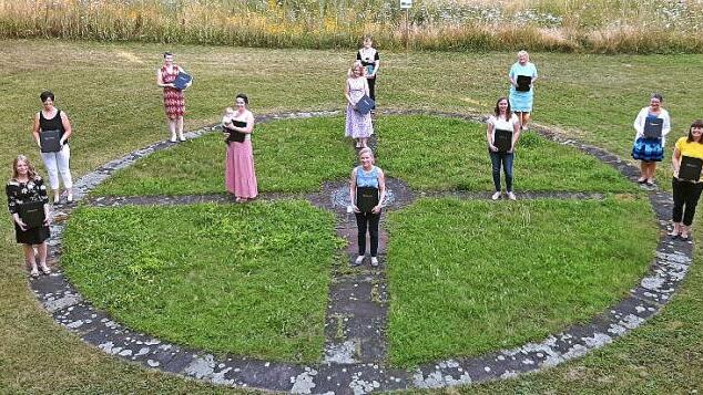 Gruppenbild der elf Absolventinnen: (von links auf dem Kreis) Diana Preil, Carolin Kohles, Katja Fleischmann, Sabrina Leucht, Ingrid Hess, Barbara H&uuml;bner, Christine Badersbach; (innen von links im Uhrzeigersinn) Alina Mechtold, Antje Mauser, Lena Hoffmann, Carina Gruberth-Nahrstedt  Fotos: Christine Reininger
