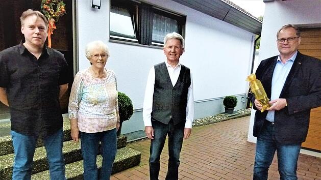 Thomas Hanel (Zweiter von rechts) feierte 80. Geburtstag. Mit im Bild (von links) Sohn Jörg, Ehefrau Hannelore und Bürgermeister Norbert Groß Foto: Werner Reißaus